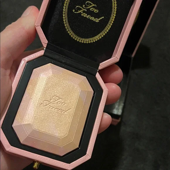 Too Faced Pink and Gold Highlighter Compact - Picture 2 of 5